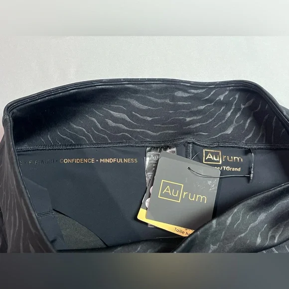 Women's Embossed Compression 3/4 Length Leggings Savanna Print XL - Picture 4 of 6